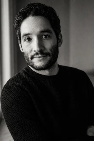 Portrait studio en noir et blanc, généré, d’un homme en pull sombre